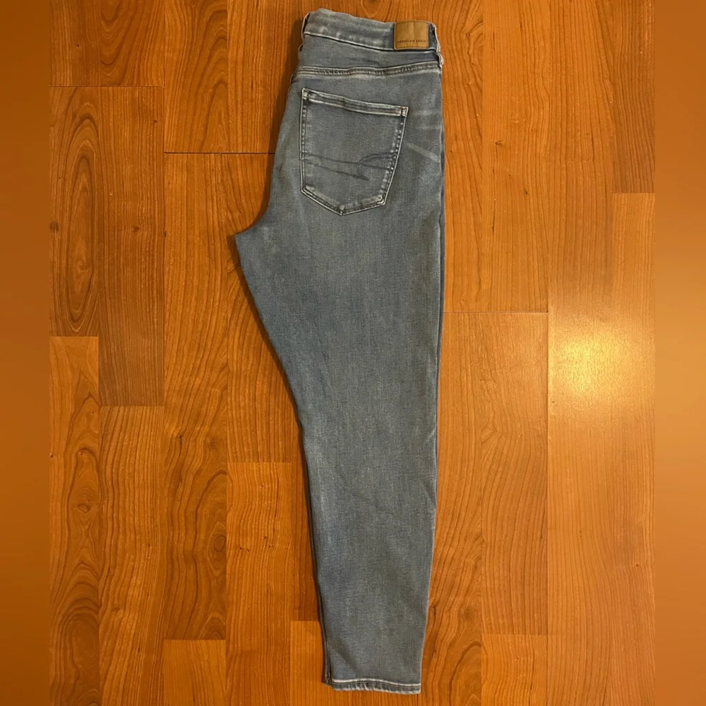 American Eagle Outfitters High V Shaped Waist Curvy High Rise Jegging - Picture 3 of 6